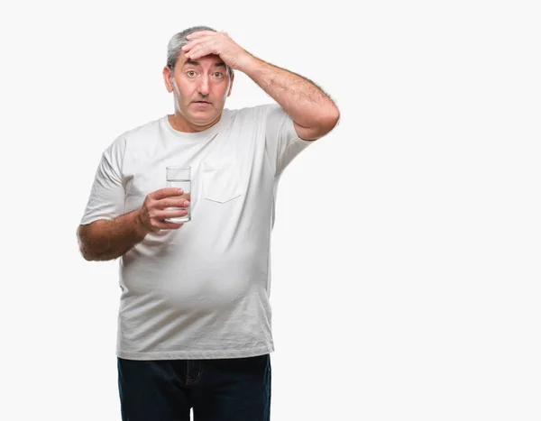 Schöner Älterer Mann Der Ein Glas Wasser Über Isoliertem Hintergrund — Stockfoto