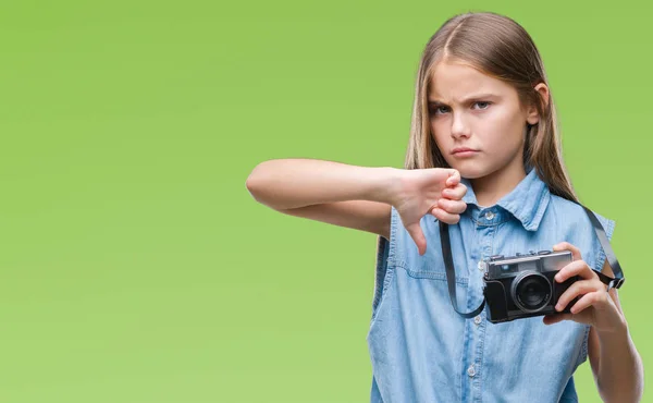 Krásná Mladá Dívka Fotografovat Pomocí Vinobraní Fotoaparát Izolované Pozadí Naštvaný — Stock fotografie