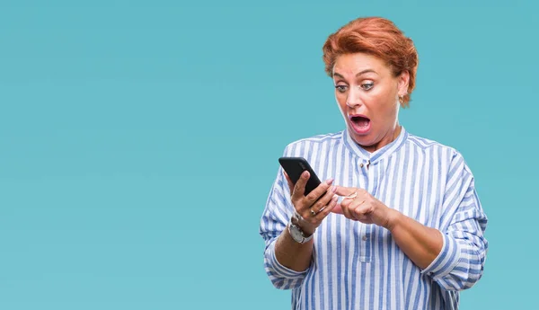 Attractief Senior Kaukasische Roodharige Vrouw Texting Met Smartphone Geïsoleerde Achtergrond — Stockfoto