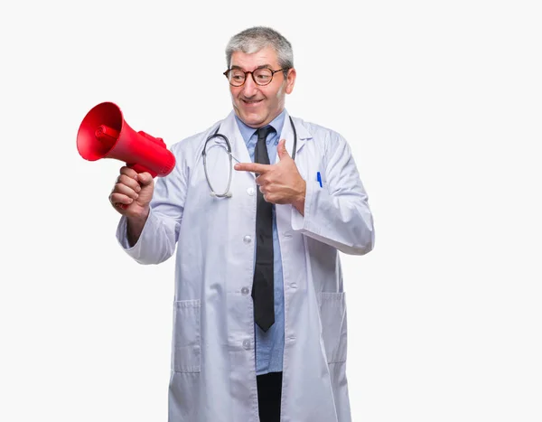 Bello Anziano Medico Uomo Urlando Attraverso Megafono Sfondo Isolato Molto — Foto Stock