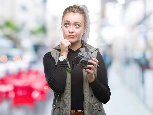 Jeune Femme Blonde Prenant Des Photos Aide Une Caméra Vintage — Photo