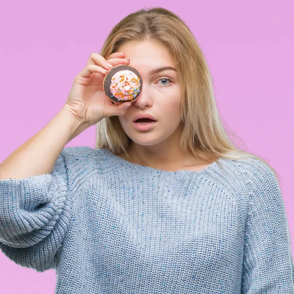 Unga Kaukasiska Kvinna Äta Söta Cupcake Över Isolerade Bakgrund Rädd — Stockfoto