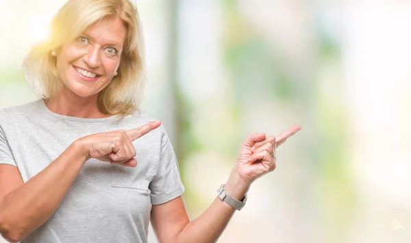 Mujer Rubia Mediana Edad Sobre Fondo Aislado Sonriendo Mirando Cámara —  Fotos de Stock