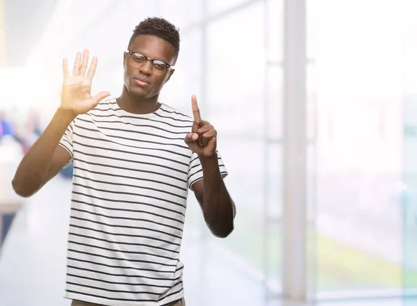 Jonge Afro Amerikaanse Man Dragen Van Bril Marine Shirt Tonen — Stockfoto