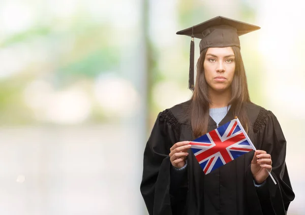 Jeune Femme Hispanique Portant Uniforme Gradué Tenant Drapeau Royaume Uni — Photo