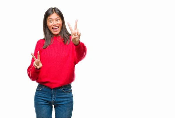 아시아 표시를 손가락을 보여주는 카메라를 스웨터를 — 스톡 사진