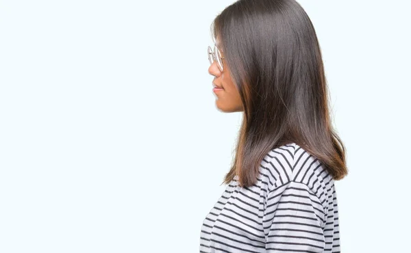 Joven Mujer Asiática Con Gafas Sobre Fondo Aislado Mirando Lado —  Fotos de Stock