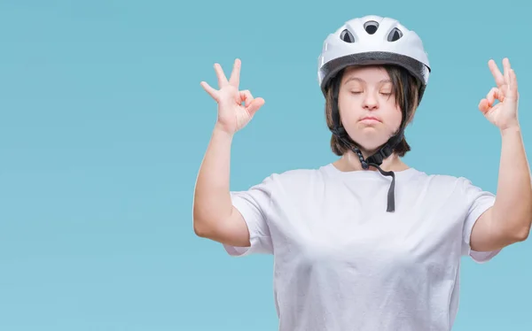 Молодая Женщина Велосипедистка Синдромом Дауна Защитном Шлеме Изолированном Фоне Расслабляется — стоковое фото