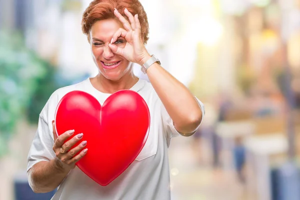 Senior Mujer Caucásica Sosteniendo Corazón Rojo Amor Sobre Fondo Aislado —  Fotos de Stock