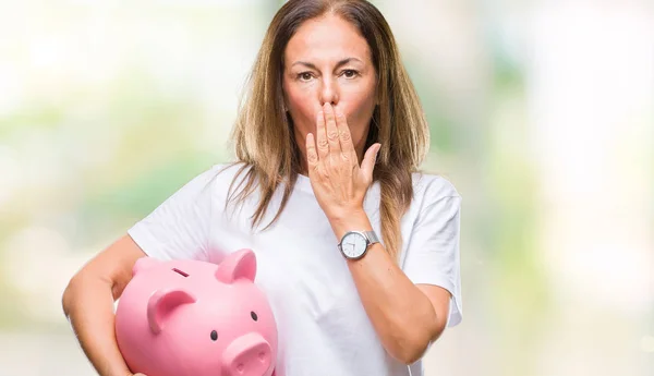 Spaanse Vrouw Middelbare Leeftijd Met Behulp Van Piggy Bank Geïsoleerde — Stockfoto