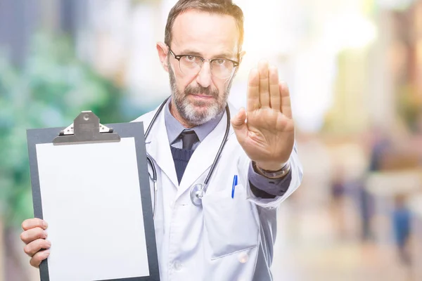 Medioevo Anziano Hoary Medico Uomo Tenendo Appunti Isolato Sfondo Con — Foto Stock