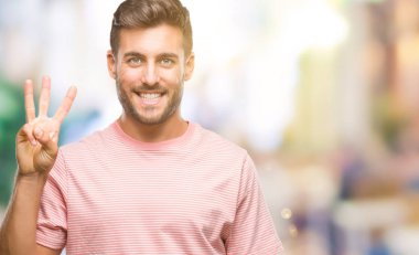 Yakışıklı delikanlı gösterilen ve parmakları ile işaret izole arka plan üzerinde üçüncü ise kendinden emin ve mutlu gülümseyerek.