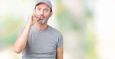 Yakışıklı orta yaş ağarmış komuta sizde Spor şapkası üzerinde arka plan ağız izole ve parmak ile ZIP olarak Dudaklarını kapa. Gizli ve sessiz, tabu söz