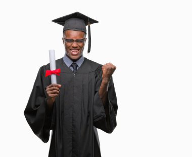 Genç Afro-Amerikan adam derecesi gurur çığlık ve zafer ve başarı çok heyecanlı, kutluyor izole arka plan üzerinde tutan duygu tezahürat mezun oldu.