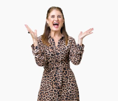 Üzerinde leopar elbise giyen güzel orta yaş olgun zengin kadın arka plan deli izole ve deli bağırarak ve agresif ifade ve silah kaldırdı bağırıyor. Hayal kırıklığı kavramı.