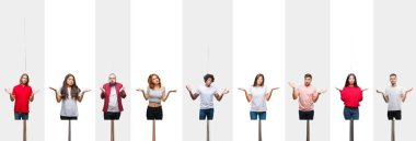 Kolaj farklı etnik gençlerin üzerine beyaz çizgili izole arka plan clueless ve şaşkın bir ifadeyle kollar ve eller kaldırdı. Şüphe kavramı.