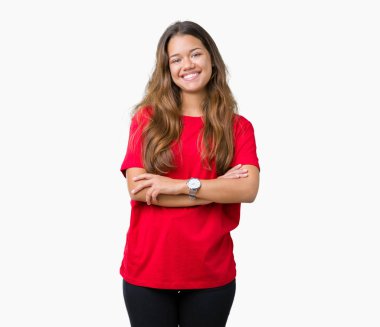 Mutlu yüz ile gülümseyerek kameraya seyir silah geçti arka plan üzerinde kırmızı t-shirt giyen genç güzel esmer kadın izole. Olumlu bir kişi.