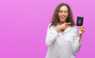 Pasaport Kanada çok mutlu el ve parmak ile işaret tutan genç İspanyol kadın