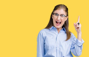 Güzel orta yaş olgun iş kadını başarılı fikirle izole arka plan işaret parmağı üzerinde gözlük takıyorum. Çıktıktan ve mutlu. Bir numara.