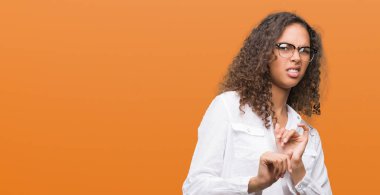 Güzel genç İspanyol kadın tiksinti ifadesi, memnun ve korkulu tiksinti yüz yapıyorsun çünkü nefret tepki. Elleriyle kaldırdı. Sinir bozucu kavramı.