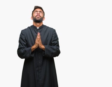 Yalvarıyor ve umut ifade yüzünde çok duygusal ve endişe ile birlikte elleriyle dua izole arka plan yetişkin İspanyol Katolik rahip adam. Bağışlanmak. Din kavramı.