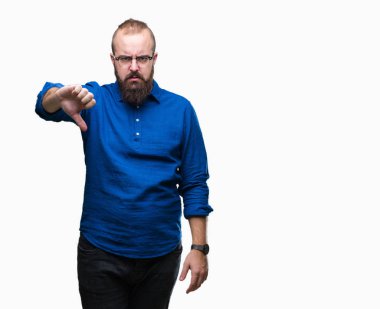 Mutsuz ve kızgın ret gösterilen ve başparmak aşağı hareketi ile negatif seyir izole arka plan üzerinde gözlük takan Genç beyaz hipster adam. Kötü ifade.
