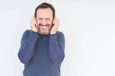 Yüksek sesle müzik gürültü rahatsız ifade parmaklarıyla kulaklarıyla kapsayan izole arka plan üzerinde yakışıklı komuta sizde. Sağır kavramı.