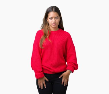 Sorunu nedeniyle izole arka plan şüpheci ve sinir, papatyanın üzgün üzerinde kırmızı kış kazak giyen genç güzel esmer kadın. Negatif kişi.