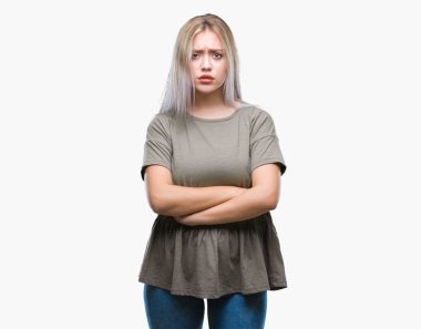 Genç Sarışın kadın izole arka plan şüpheci ve çapraz kolları olan yüzündeki gergin, onaylamayan ifade yüzünden. Negatif kişi.