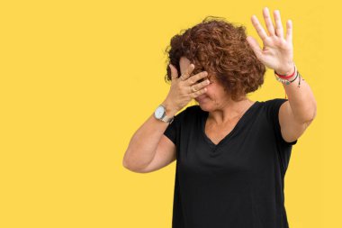 Güzel orta ager üst düzey kadın izole elleriyle gözlerini kapsayan arka plan ve stop jest ile acı ve korku ifadesi. Utandım ve negatif kavramı.