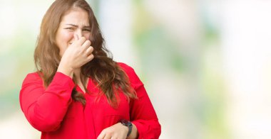 Artı boyutu genç iş kadını bir şey pis ve iğrenç kokulu izole arka plan, dayanılmaz koku, holding nefes burun parmaklar ile güzel. Kötü kokuyor kavramı.