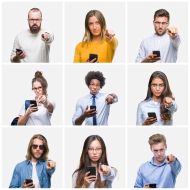 Kamera ve size parmak ile işaret arka plan kolaj üzerinde akıllı telefon kullanan gençlerin grup izole, el işareti, pozitif ve kendinden emin bir jest ön