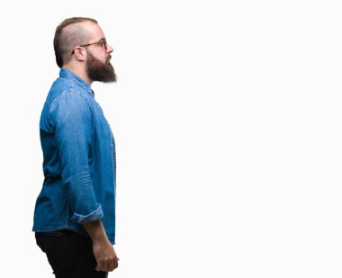 Genç beyaz hipster adam gözlük izole arka tarafına, seyir üzerinde dinlenmek doğal yüz emin gülümseme ile pozuyla profili.