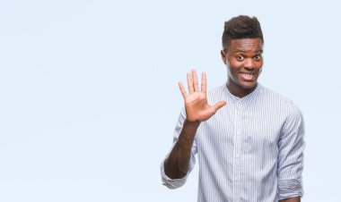 Gösterilen ve parmakları ile işaret izole arka plan üzerinde genç Afro-Amerikan adam kendinden emin ve mutlu gülümseyerek süre beş numara.
