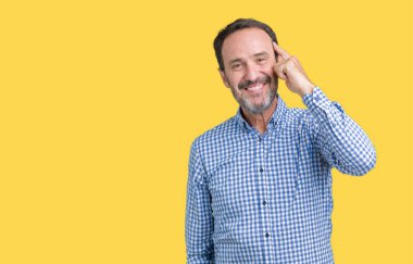 Yakışıklı orta yaş zarif komuta sizde izole üzerinde arka plan bir parmak, harika bir fikir ya da düşünce, iyi bellek ile baş gösteren gülen