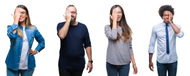 Grup Genç iş adamları el yüz ve sürpriz duygu kendinden emin gülümseme ile tek gözüyle kapsayan izole arka plan üzerine kolaj.