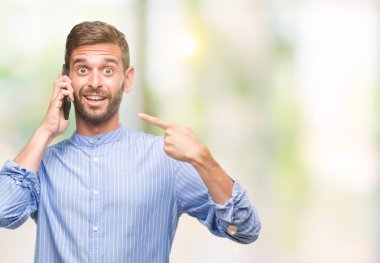 Yakışıklı delikanlı izole arka el ve parmak ile işaret çok mutlu üzerinde konuşan