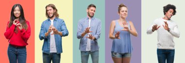 Afrikalı-Amerikalı, İspanyol ve Çinli bir grup insan üzerinde vintage renk kompozisyonu arka plan tiksinti ifadesi, memnun ve korkulu tiksinti yüz yapıyorsun çünkü nefret tepki. Elleriyle kaldırdı. Sinir bozucu kavramı.