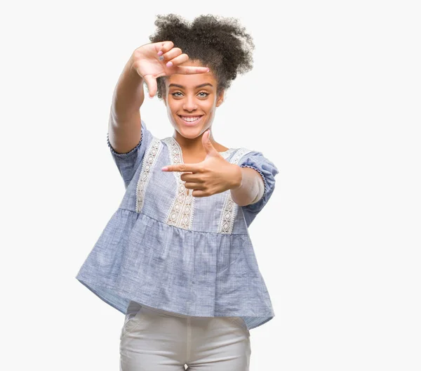 Молодая Афро Американка Изолированном Фоне Улыбается Делая Рамку Руками Пальцами — стоковое фото