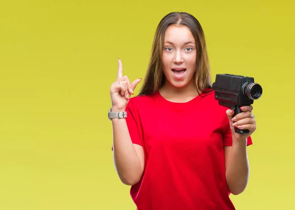 Joven Hermosa Mujer Caucásica Filmando Usando Cámara Vídeo Vintage Sobre — Foto de Stock