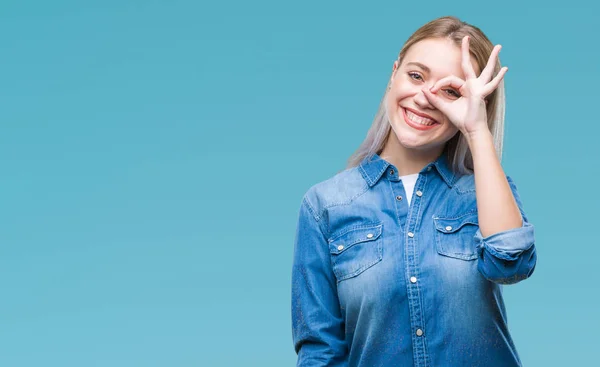 Mladá Blond Žena Izolované Pozadí Dělá Gesto Rukou Úsměvem Oko — Stock fotografie