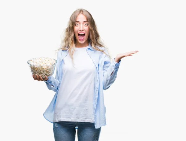 Linda Jovem Loira Comendo Pipocas Sobre Fundo Isolado Muito Feliz — Fotografia de Stock