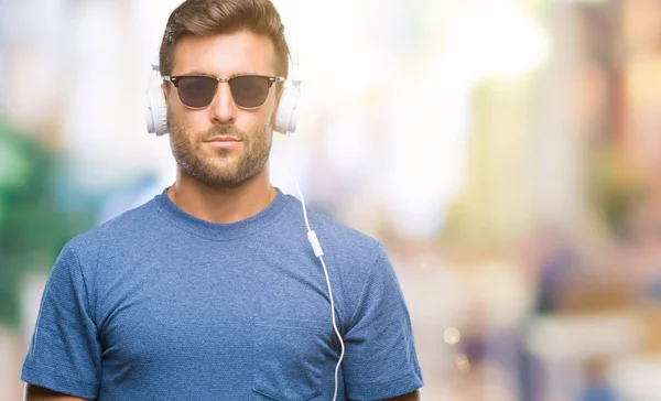 Homem Bonito Jovem Usando Fones Ouvido Ouvindo Música Sobre Fundo — Fotografia de Stock