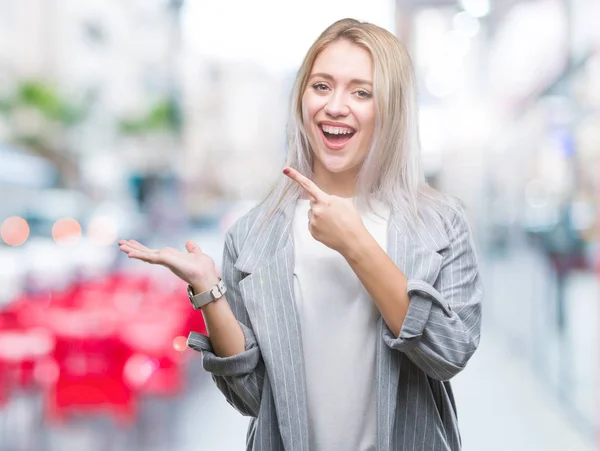 Joven Mujer Negocios Rubia Con Chaqueta Sobre Fondo Aislado Sorprendido — Foto de Stock