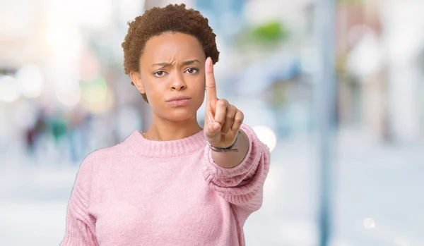 Linda Jovem Afro Americana Sobre Fundo Isolado Apontando Com Dedo — Fotografia de Stock