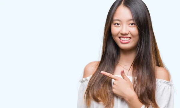 Jonge Aziatische Vrouw Geïsoleerde Achtergrond Vrolijke Met Een Glimlach Van — Stockfoto