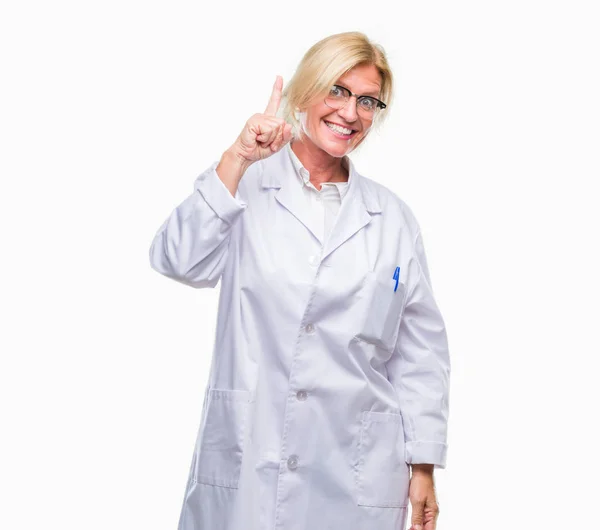 Medioevo Donna Bionda Terapeuta Indossa Cappotto Bianco Sfondo Isolato Puntando — Foto Stock