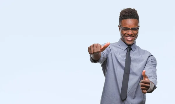 Unga Afroamerikanska Affärsman Över Isolerade Bakgrunden Godkänner Tummen Gör Positiv — Stockfoto