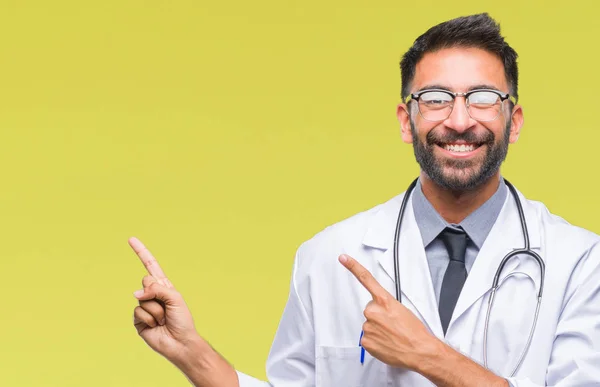 Médico Hispano Adulto Sobre Fondo Aislado Sonriendo Mirando Cámara Apuntando —  Fotos de Stock
