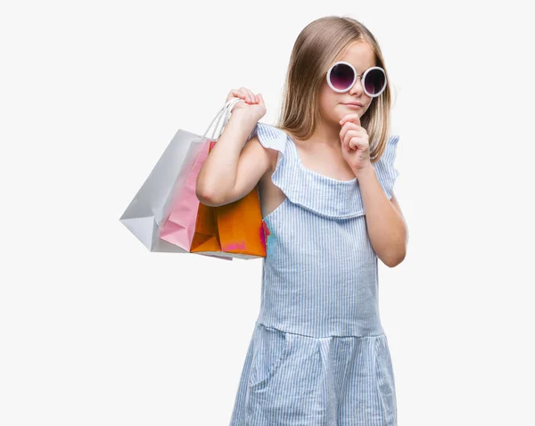 販売に関する質問は 非常に混乱して考え分離背景深刻な顔を考えての上レジ袋を保持している美しい少女 — ストック写真